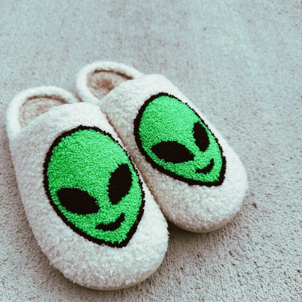 Manifesting Daydreams • Alien Face Sherpa Slippers - Picture 7 of 8